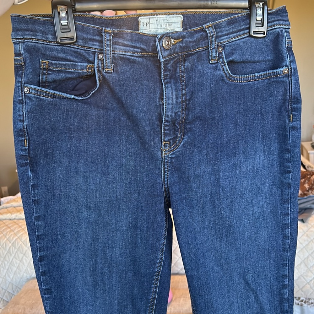 Free people skinny jeans with knee holes! Comfortable fabric !